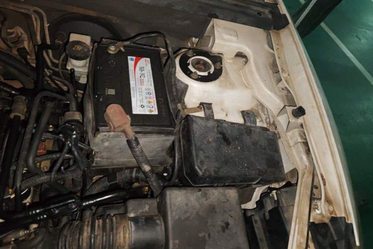 Used Bestune X80 2013 2.0L automatic luxury version Engine Bay Left