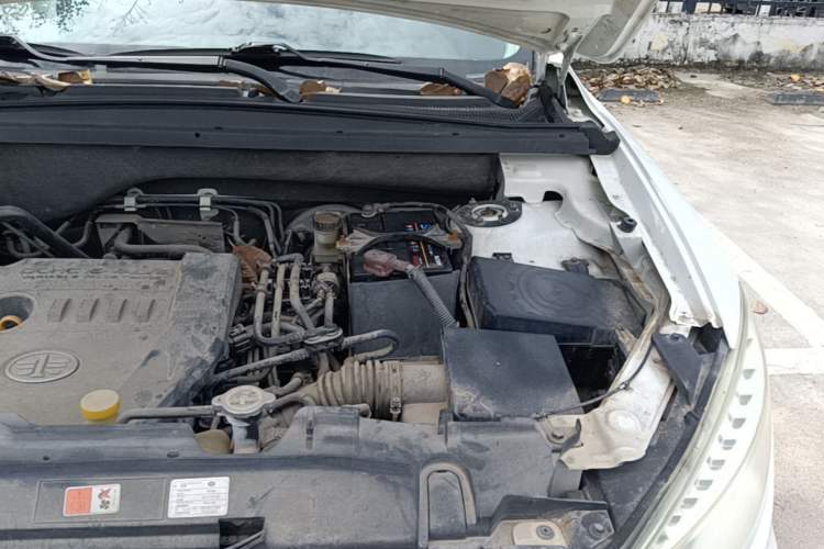Used Bestune X80 2013 2.0L automatic luxury version Engine Bay Left