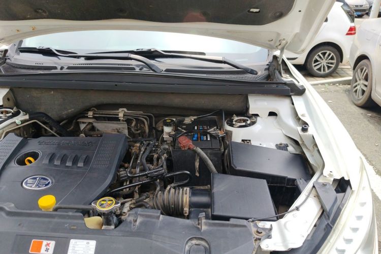 Used Bestune X80 2013 2.0L automatic comfort version Engine Bay Left