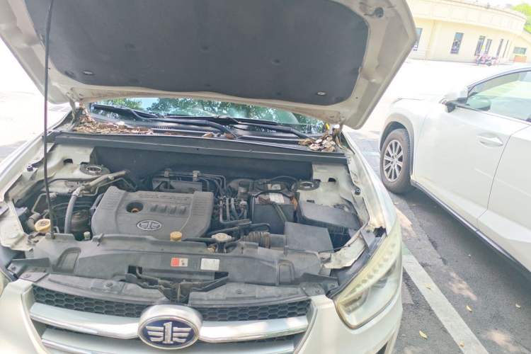 Used Bestune X80 2013 2.0L automatic luxury version Engine Bay Left