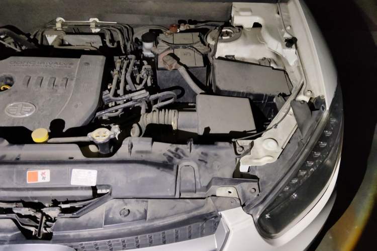 Used Bestune X80 2013 2.0L automatic luxury version Engine Bay Left