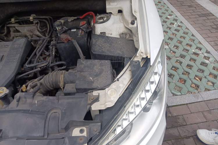 Used Bestune X80 2013 2.0L automatic luxury version Engine Bay Left