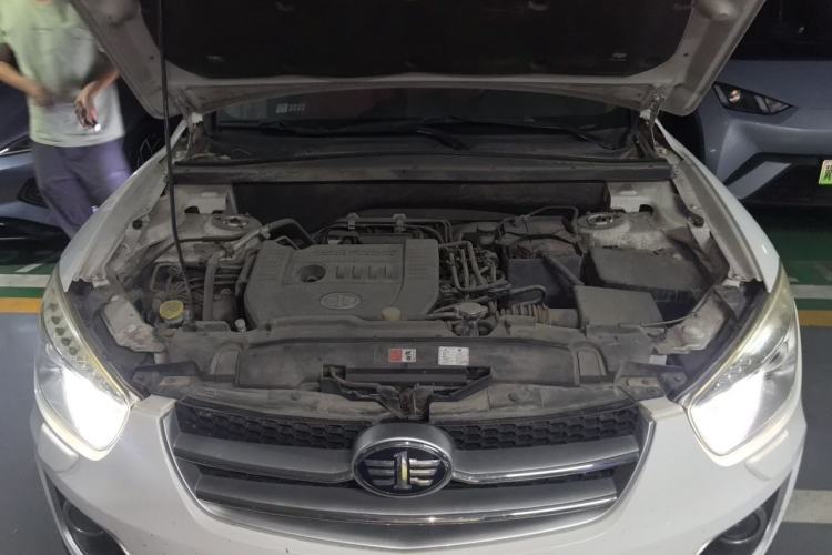 Used Bestune X80 2013 2.3L automatic flagship version Engine Bay
