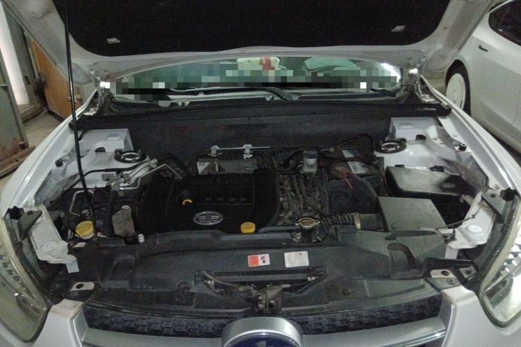 Used Bestune X80 2013 2.0L automatic luxury version Engine Bay