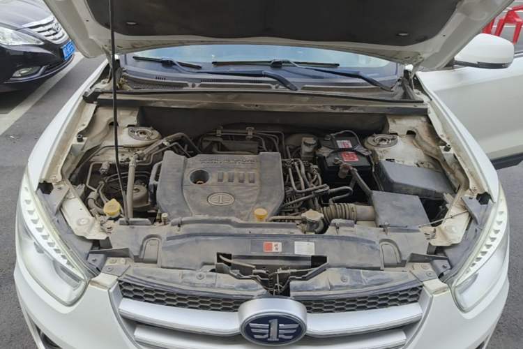 Used Bestune X80 2013 2.0L automatic comfort version Engine Bay