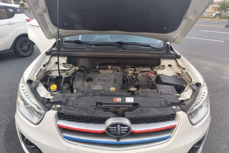 Used Bestune X80 2013 2.0L automatic luxury version Engine Bay