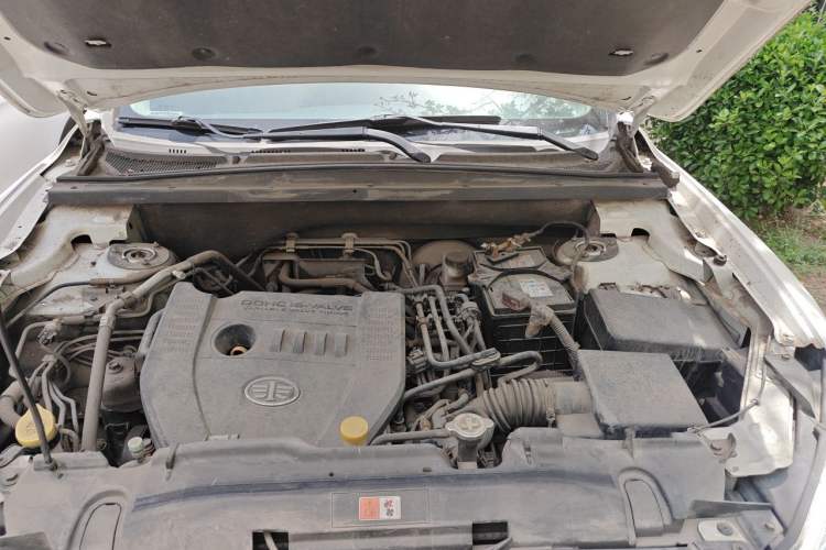 Used Bestune X80 2013 2.0L automatic luxury version Engine Bay