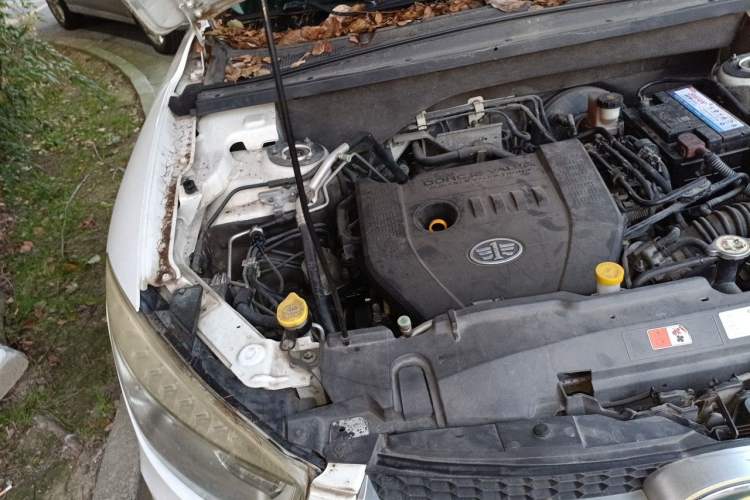 Used Bestune X80 2013 2.0L automatic luxury version Engine Bay Right