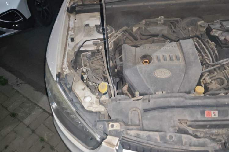 Used Bestune X80 2013 2.0L automatic comfort version Engine Bay Right