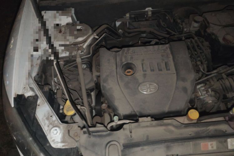 Used Bestune X80 2013 2.0L automatic luxury version Engine Bay Right