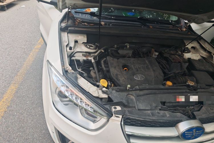 Used Bestune X80 2013 2.0L automatic luxury version Engine Bay Right