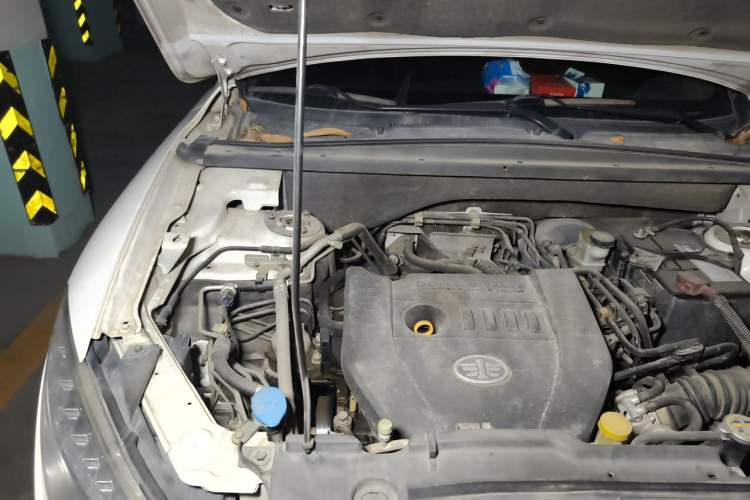 Used Bestune X80 2013 2.0L automatic luxury version Engine Bay Right