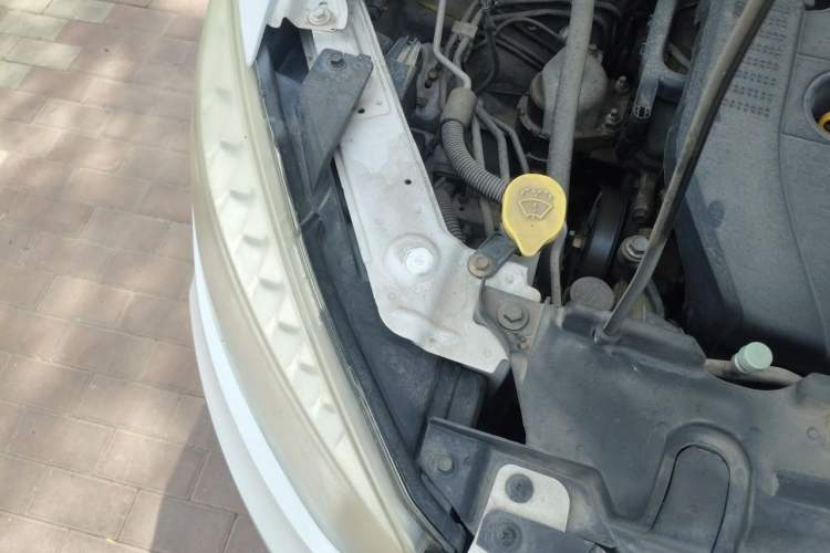 Used Bestune X80 2013 2.0L automatic luxury version Engine Bay Right