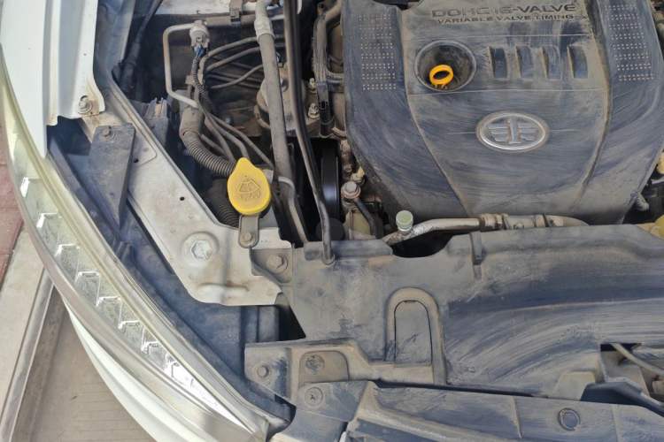 Used Bestune X80 2013 2.0L automatic luxury version Engine Bay Right