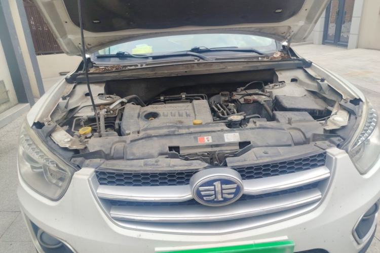 Used Bestune X80 2013 2.0L automatic luxury version Engine Bay Right