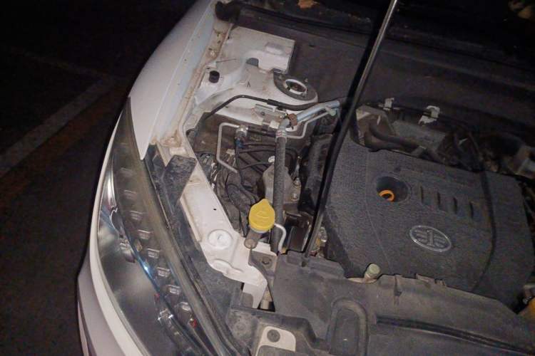 Used Bestune X80 2013 2.0L automatic comfort version Engine Bay Right