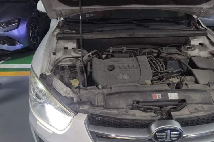 Used Bestune X80 2013 2.3L automatic flagship version Engine Bay Right