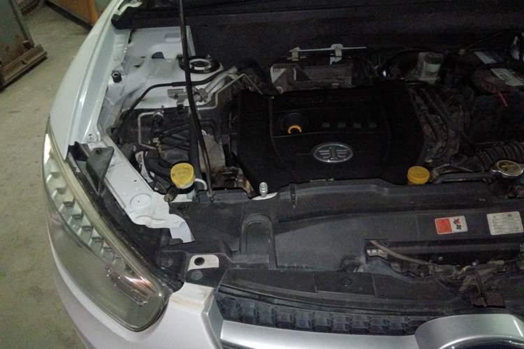 Used Bestune X80 2013 2.0L automatic luxury version Engine Bay Right