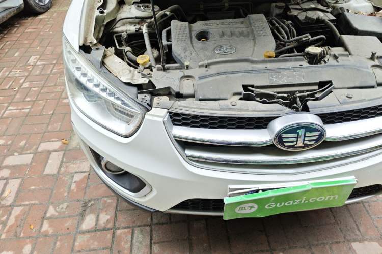 Used Bestune X80 2013 2.0L automatic luxury version Engine Bay Right