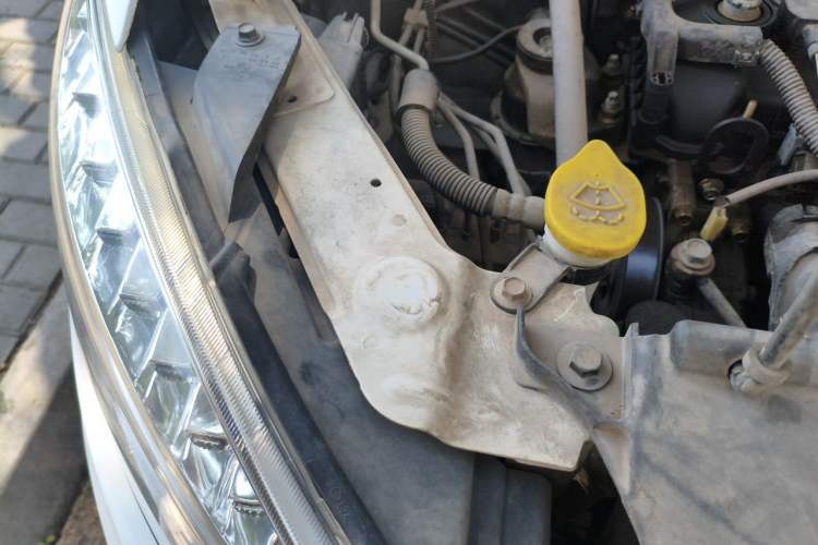 Used Bestune X80 2013 2.0L manual luxury version Engine Bay Right