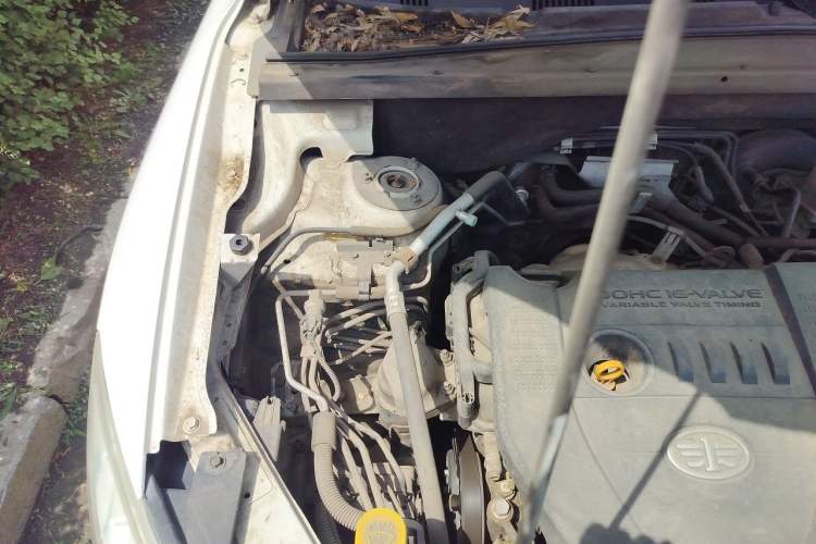 Used Bestune X80 2013 2.0L automatic luxury version Engine Bay Right