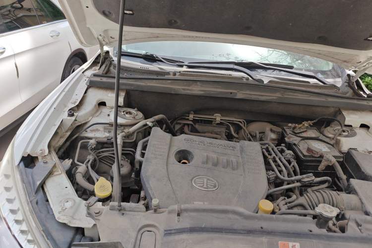 Used Bestune X80 2013 2.0L automatic luxury version Engine Bay Right
