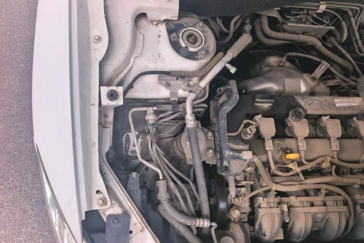 Used Bestune X80 2013 2.0L automatic luxury version Engine Bay Right
