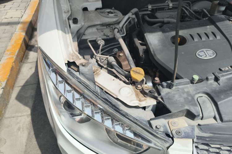 Used Bestune X80 2013 2.0L automatic comfort version Engine Bay Right