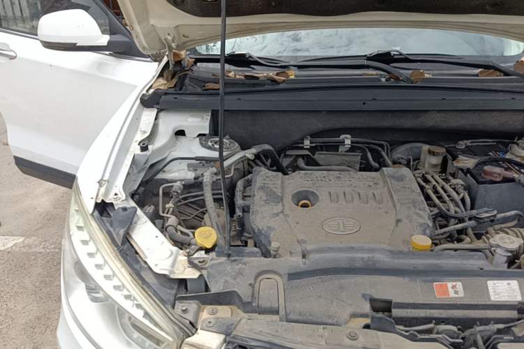 Used Bestune X80 2013 2.0L automatic luxury version Engine Bay Right