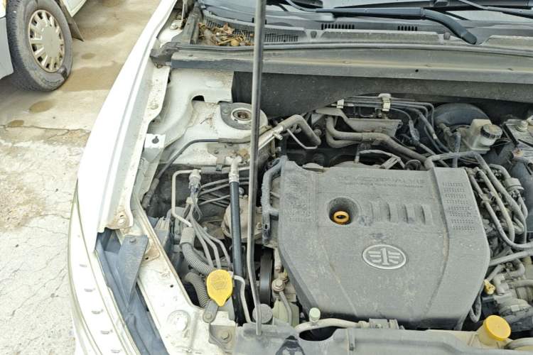 Used Bestune X80 2013 2.0L automatic luxury version Engine Bay Right