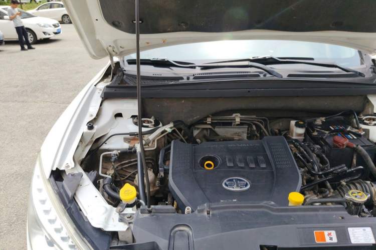 Used Bestune X80 2013 2.0L automatic comfort version Engine Bay Right