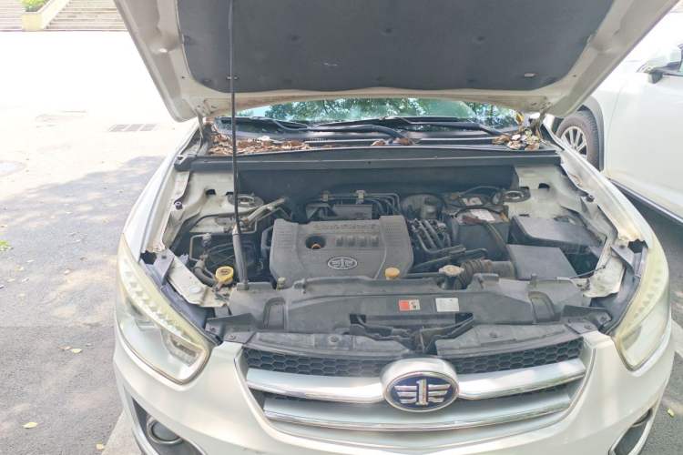 Used Bestune X80 2013 2.0L automatic luxury version Engine Bay Right