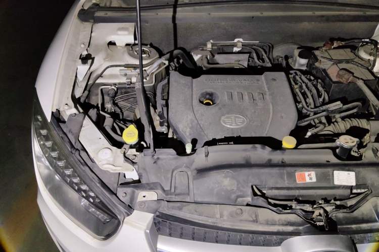 Used Bestune X80 2013 2.0L automatic luxury version Engine Bay Right