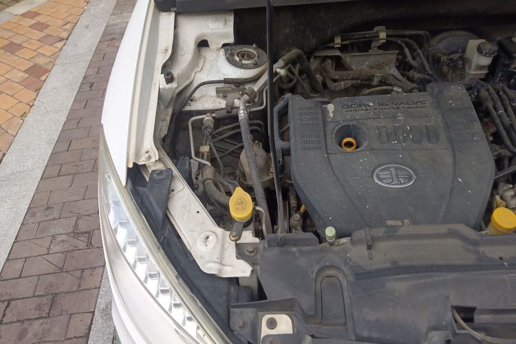 Used Bestune X80 2013 2.0L automatic luxury version Engine Bay Right