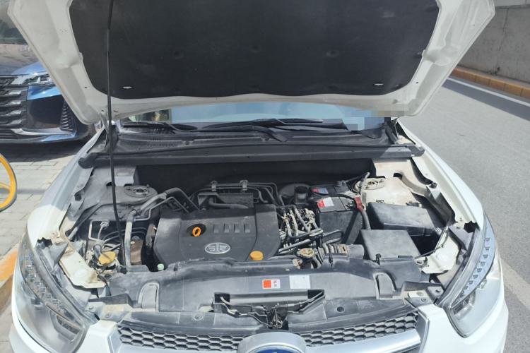 Used Bestune X80 2013 2.0L automatic comfort version Engine Bay
