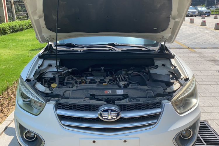 Used Bestune X80 2013 2.0L automatic luxury version Engine Bay