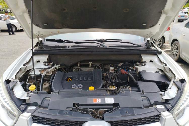 Used Bestune X80 2013 2.0L automatic comfort version Engine Bay