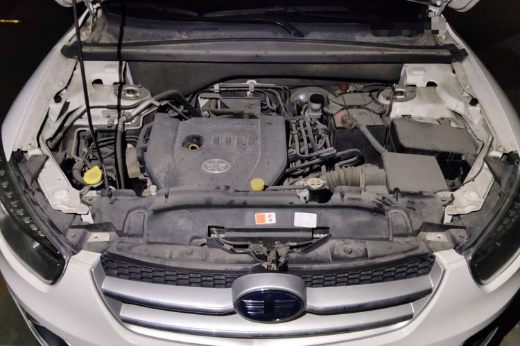 Used Bestune X80 2013 2.0L automatic luxury version Engine Bay