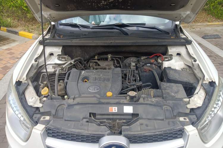 Used Bestune X80 2013 2.0L automatic luxury version Engine Bay