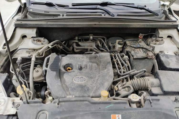 Used Bestune X80 2013 2.0L automatic comfort version Engine Bay