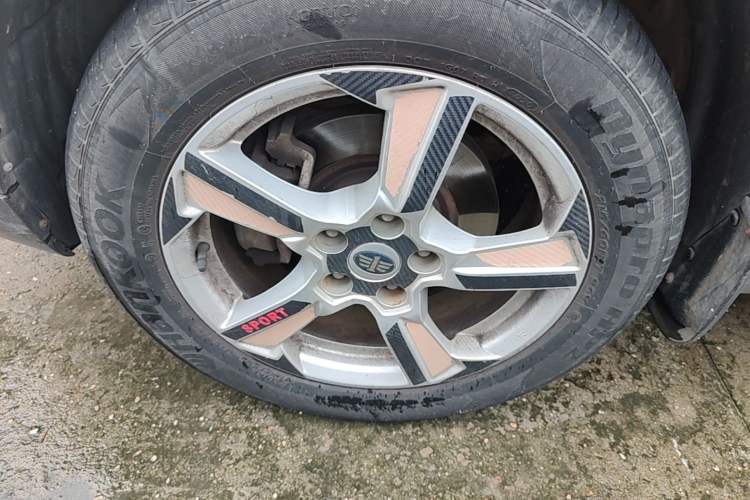 Used Bestune X80 2013 2.0L automatic comfort version Left Front Wheel Hub