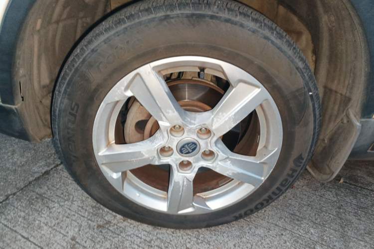 Used Bestune X80 2013 2.0L automatic luxury version Left Front Wheel Hub