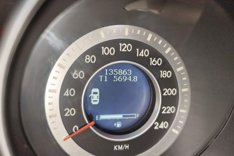 Used Bestune X80 2013 2.0L automatic comfort version Odometer Close Up