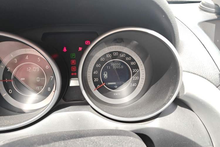 Used Bestune X80 2013 2.0L automatic luxury version Odometer Close Up
