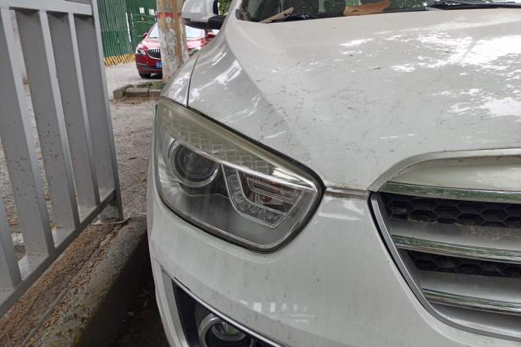 Used Bestune X80 2013 2.0L automatic luxury version Right Front Headlight