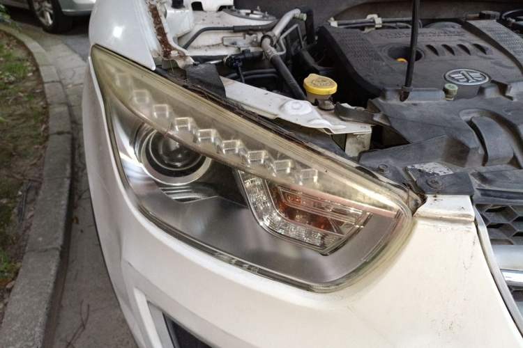 Used Bestune X80 2013 2.0L automatic luxury version Right Front Headlight