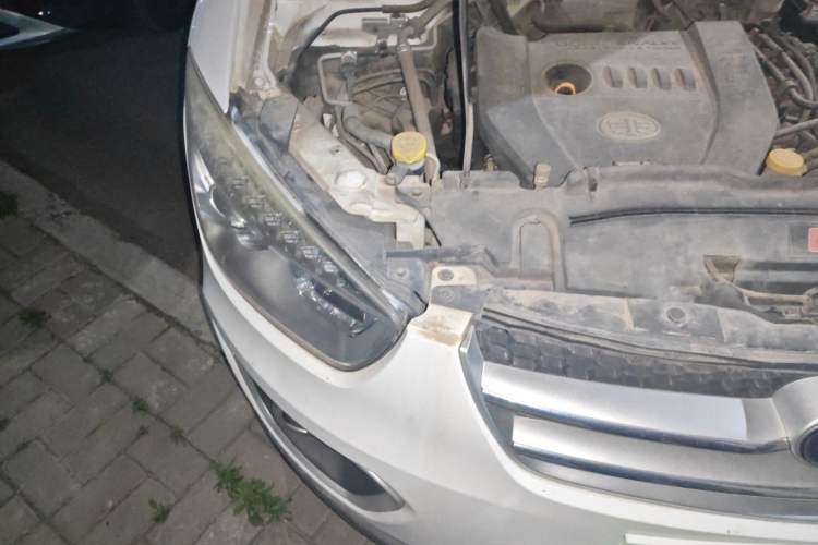 Used Bestune X80 2013 2.0L automatic comfort version Right Front Headlight