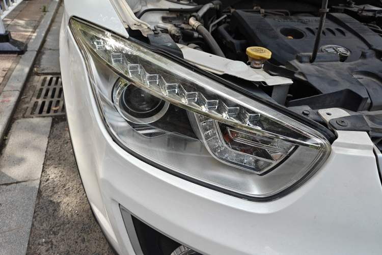 Used Bestune X80 2013 2.0L automatic comfort version Right Front Headlight