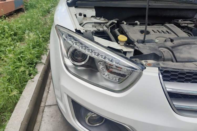 Used Bestune X80 2013 2.0L automatic luxury version Right Front Headlight
