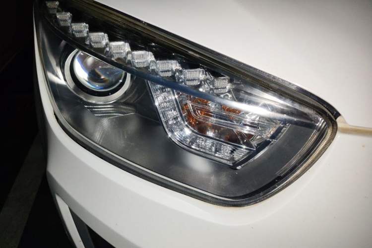 Used Bestune X80 2013 2.0L automatic comfort version Right Front Headlight